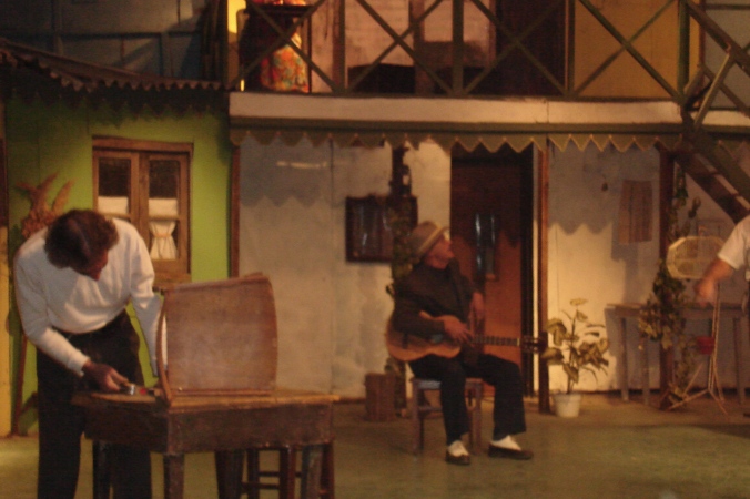 Hugo Cognini, con la guitarra, en la obra "El Conventillo de la Paloma".